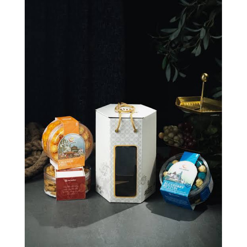 

Gable Box Ina Cookies (Box Saja) Hampers Ramadhan Lebaran Idul Fitri muat 3 Toples Reguler