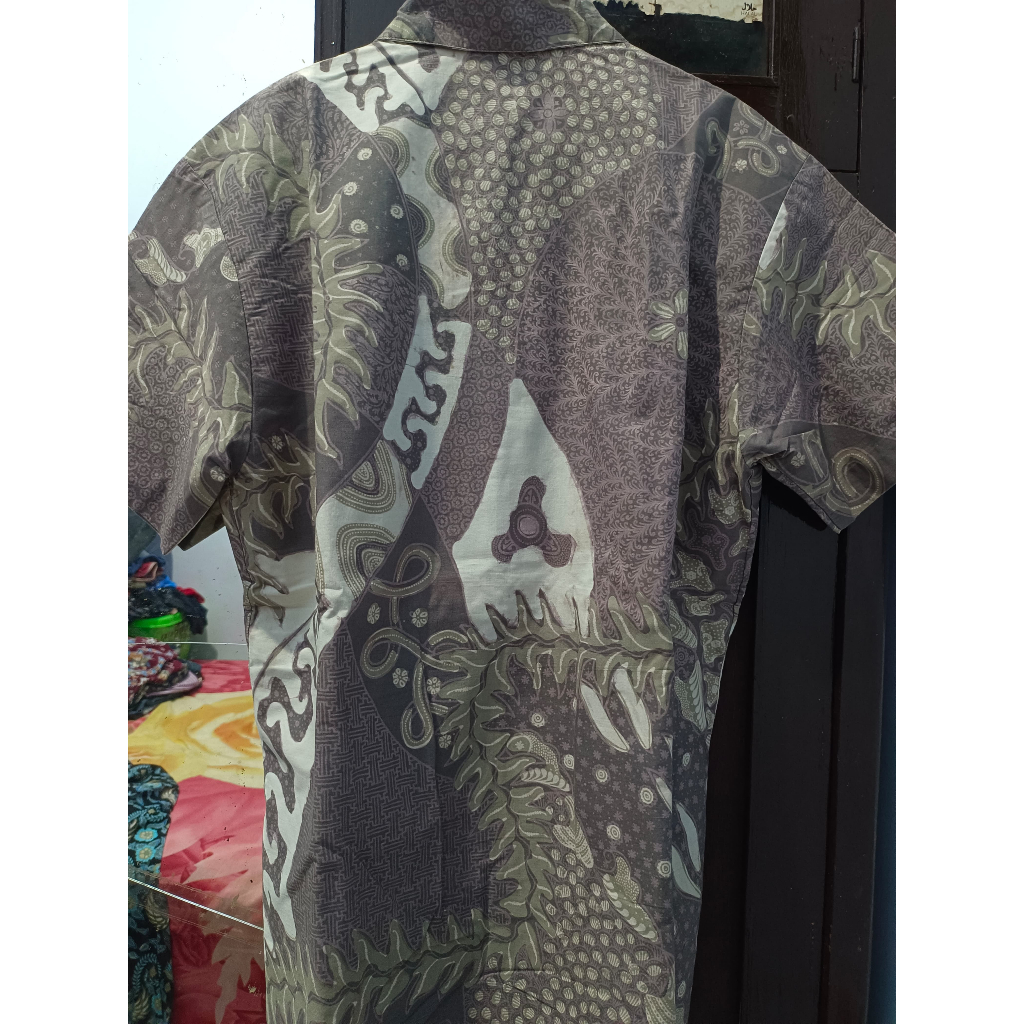 PRELOVED LIKE NEW -  MADAM WONG KEMEJA BATIK PRIA Lengan Pendek
