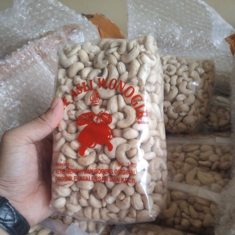 

Kacang Mente Mentah Kemasan 1 KG