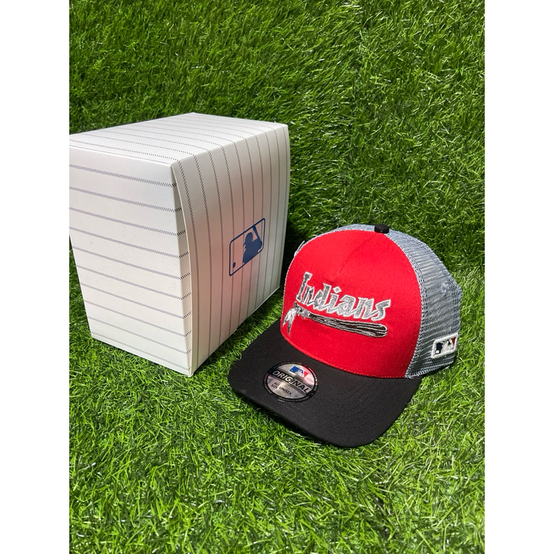Logo INDIANA Abu List Putih Tulisan Bahan Merah Visor Hitam Trucker Abu MLB