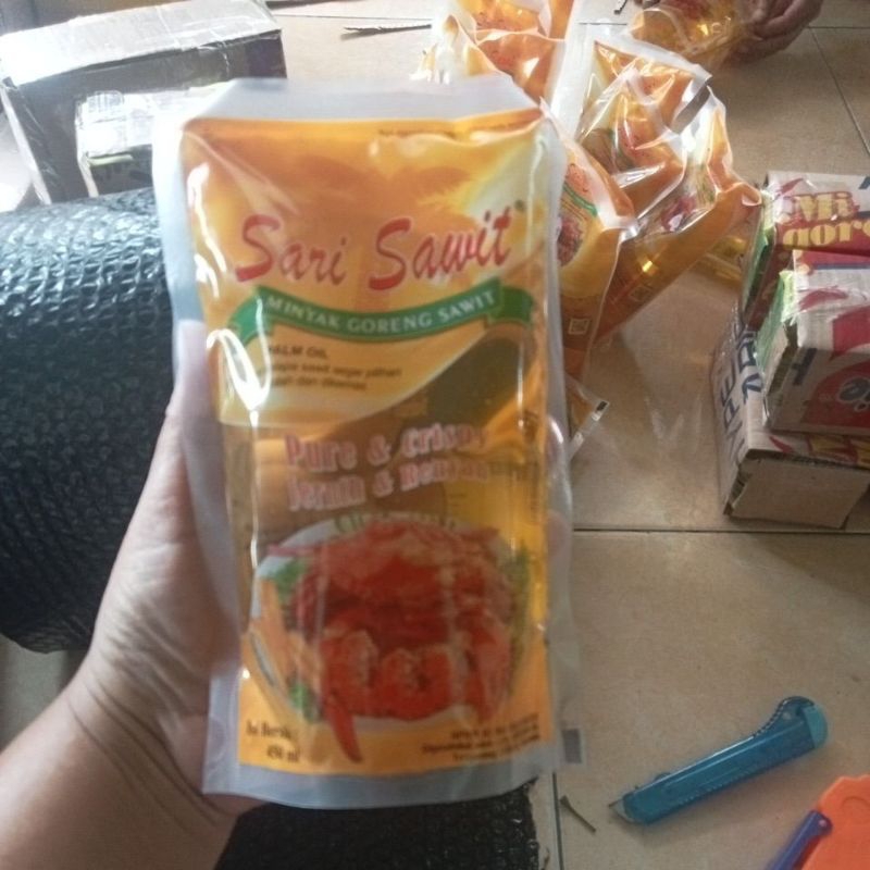 

Minyak goreng kemasan pouch sari sawit 450ml