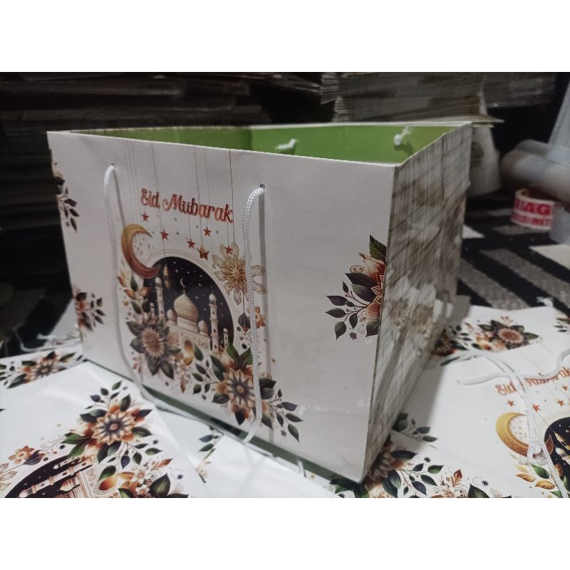 

RB Paperbag ivory eid mubarak 25-25-18cm @10pcs free hangtag