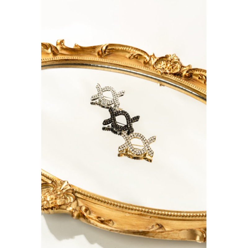 Stella Alice Brooch Monogram Klamby Identity Brooch [Kumpulan Bros Wearing Klamby]