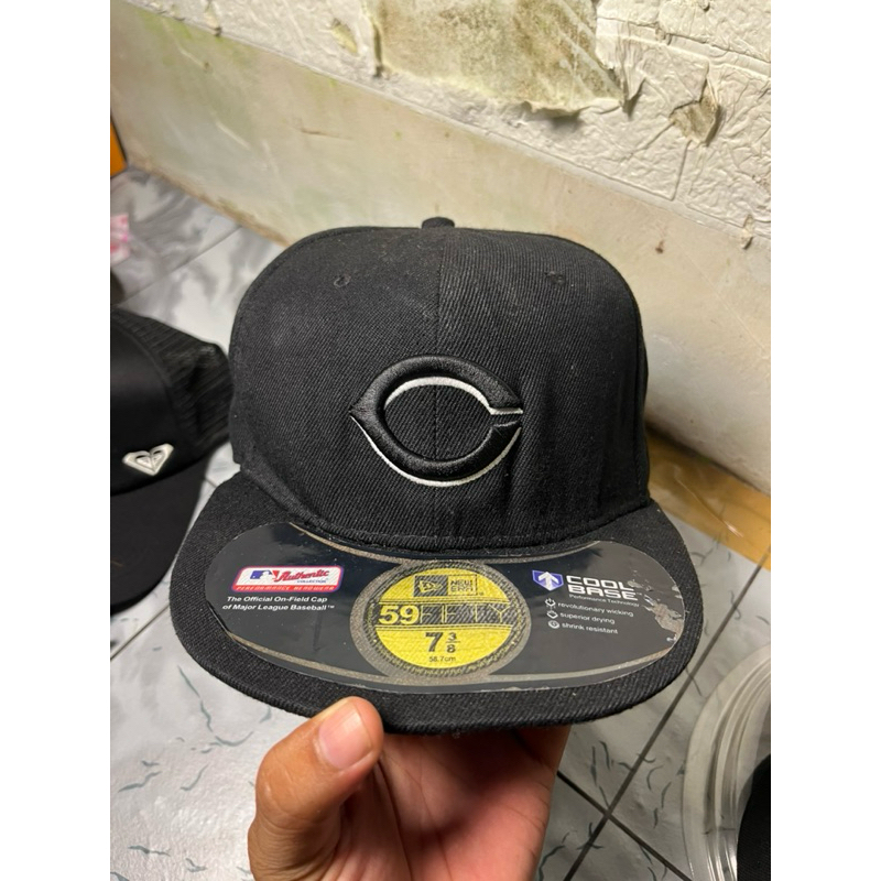 topi new era logo c