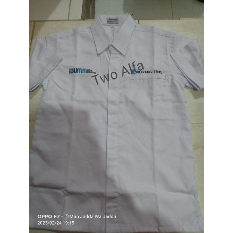 kemeja KRAKATAU STEEL seragam BUMN KRAKATAU STEEL lengan pendek warna putih.