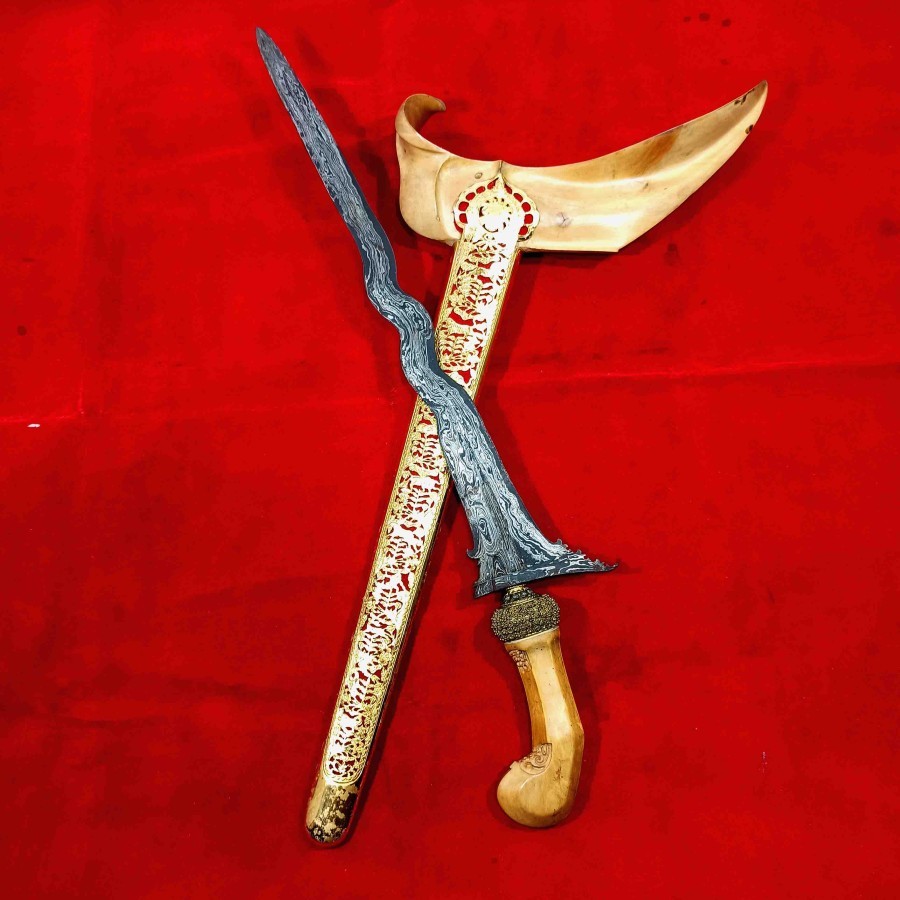 Tosan Aji Pusaka Keris Kotemporer Pamor Kulit Semangka Warangka Ladrang Surakarta Kayu Cemara Koleks