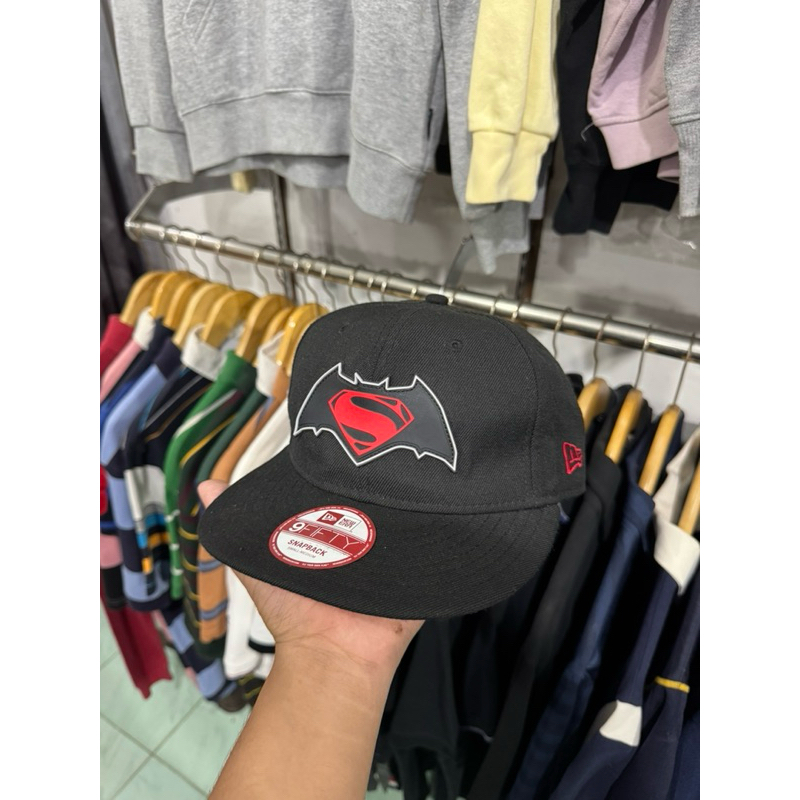 TOPI NEW ERA X SUPERMAN VS BATMAN