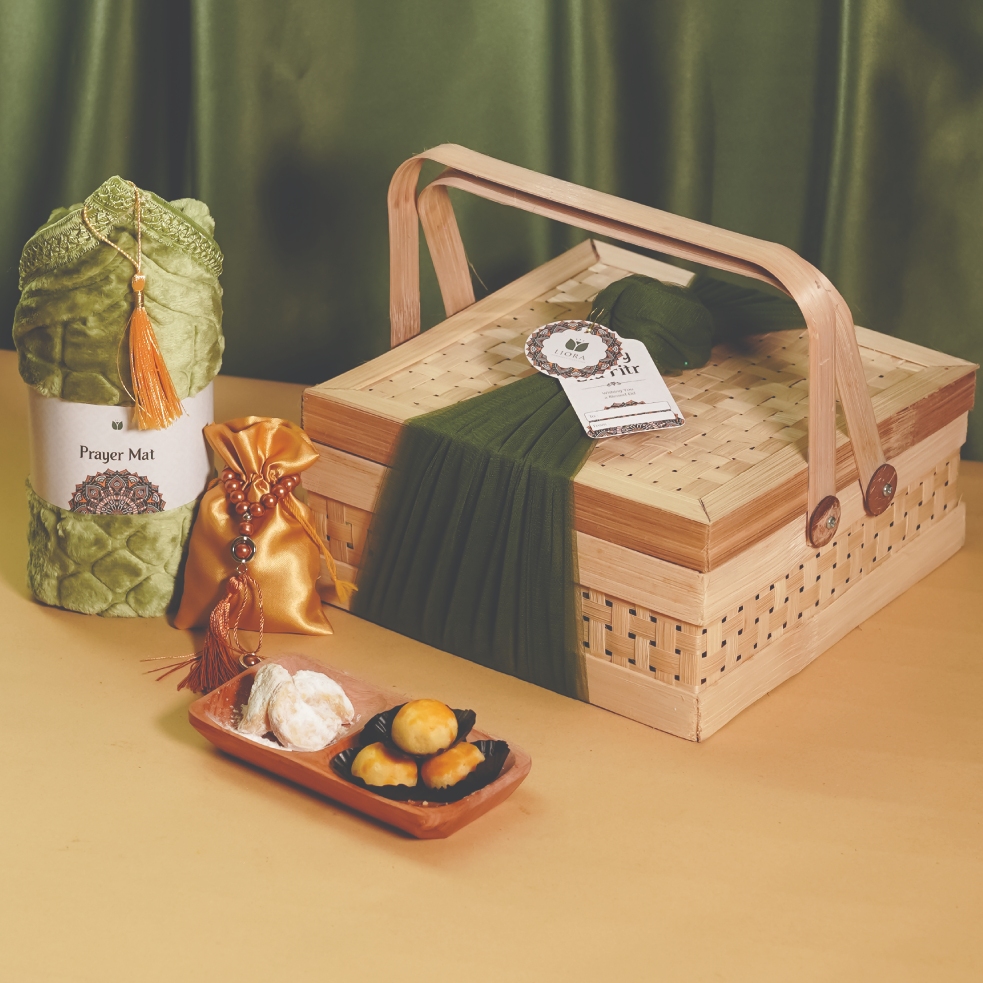 

Liora Hampers - Rayya Package Nastar, Putri Salju, Sajadah & Tasbih / Hampers Kue Lebaran Idul Fitri / Hampers Lebaran Idul Fitri Premium / Hampers Lebaran Idul Fitri Unik / Parcel Lebaran Idul Fitri Kue/ Box Hampers Lebaran