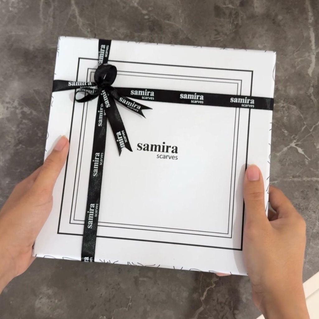 

Samira - Exclusive Gift Set | Hard Box and Greeting Card