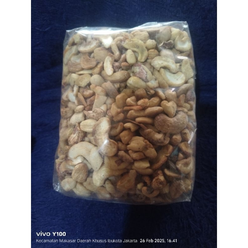 

Kacang mede belah dua
