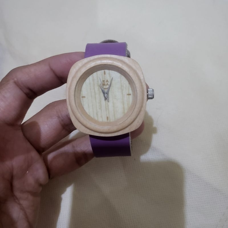 jam kayu kama ungu