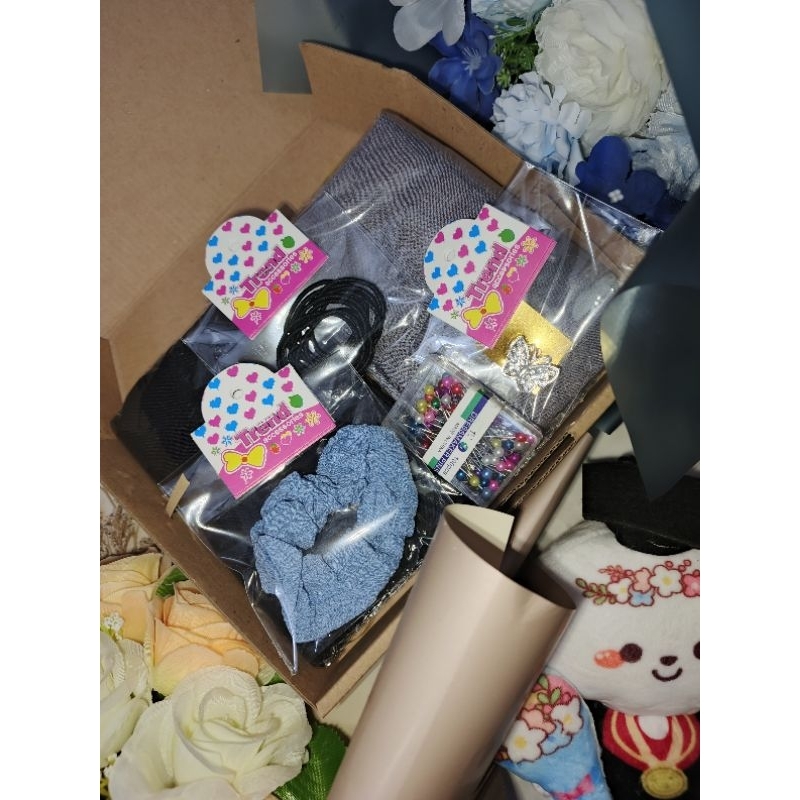 

Hampers box hadiah wanita hijab lebaran idul fitri 2025