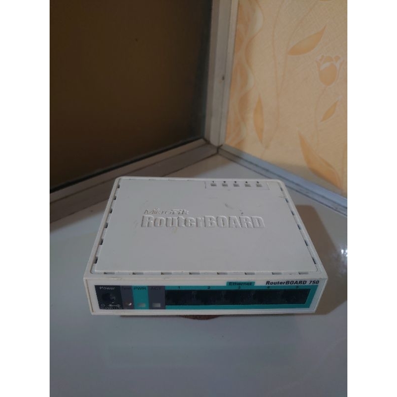 mikrotik RB750 mulus (minus 1 port yang lainnya normal)