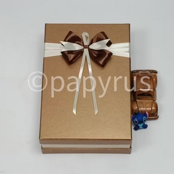 

PAPYRUS Sandwich 20x30 Tinggi 8cm Kotak Kado Gift Box Pita B