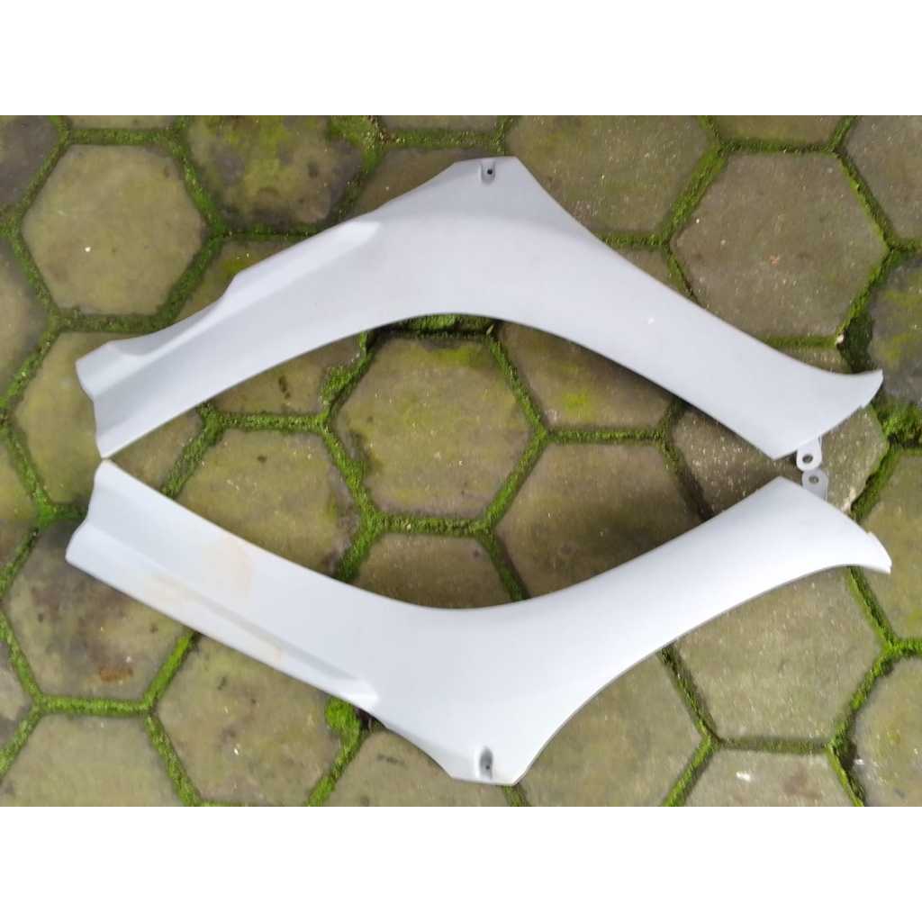 sepasang cover bodi body  samping depan kanan kiri Kymco trend 125 original NOS NEW OLD STOCK