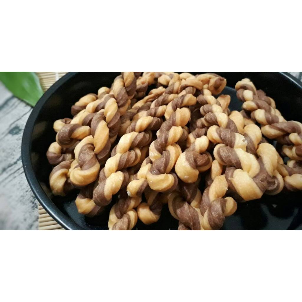 

kue pluntiran gurih enak