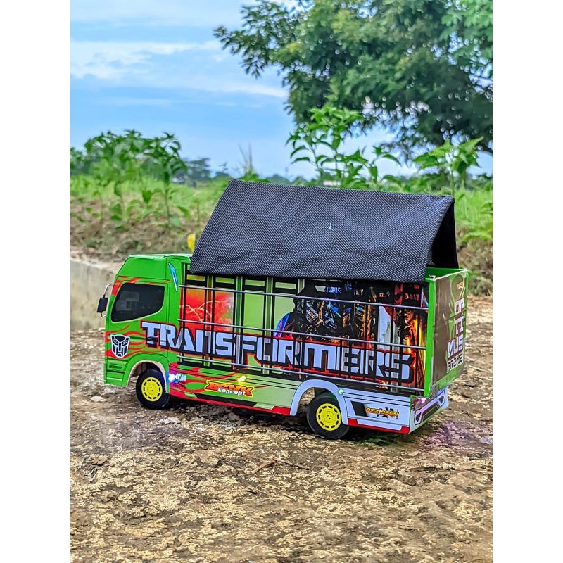 Miniatur truk oleng ,sudah bisa jalan,lampu menyala,bahan kayu triplek Dengan livery cutting sticker