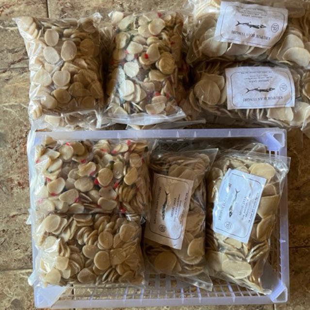 

Kerupuk Ikan Tengiri mentah (ukuran kecil) asli | no tipu