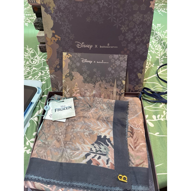Preloved Button scarf x Disney frozen