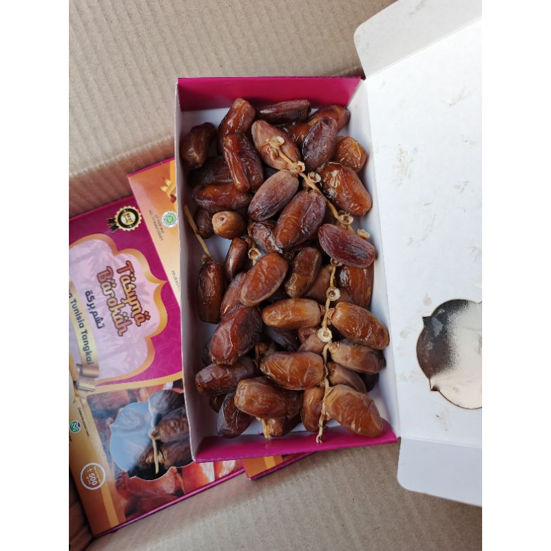 

Kurma Tangkai Ukuran 500g