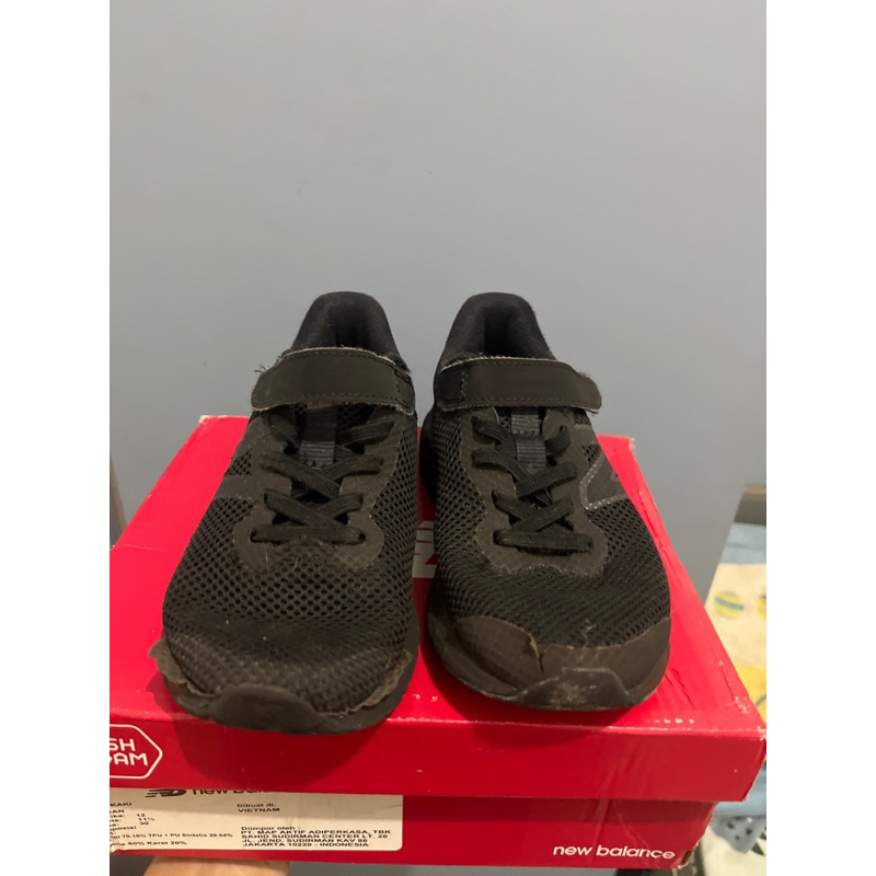 sepatu anak hitam nike