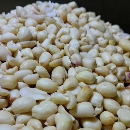 

Kacang Tanah Kupas Mentah-Kecil 61/71 isi 1Kg / 1000gr