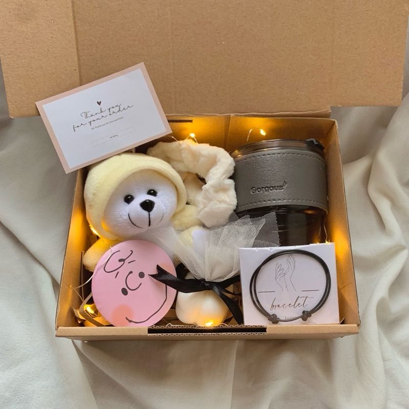 

HAMPERS/GIFTBOX/HAMPERS BONEKA/HADIAH