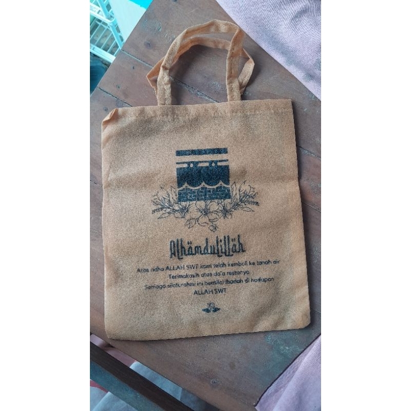 

TAS SOUVENIR HAJI DAN UMROH SPUNBOUND GAMBAR KA'BAH - TAS OLEH OLEH HAJI DAN UMROH MURAH