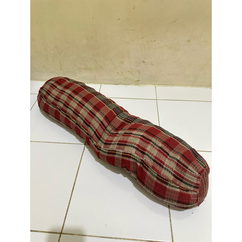 Guling kapuk jadul bekas motif kotak-kotak merah