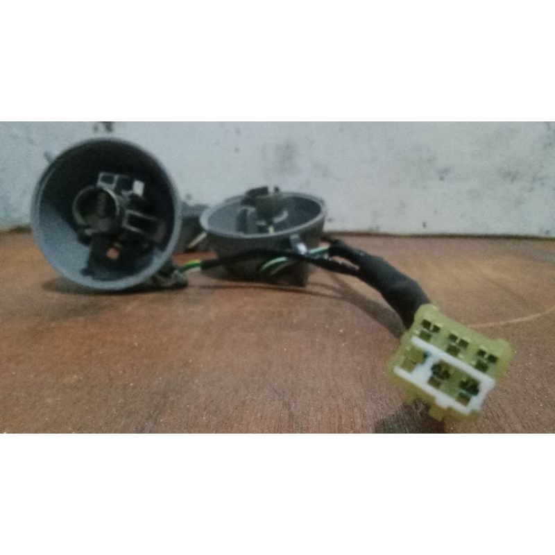 soket fitting lampu rem & sein belakang Toyota Soluna 2000-2003 original