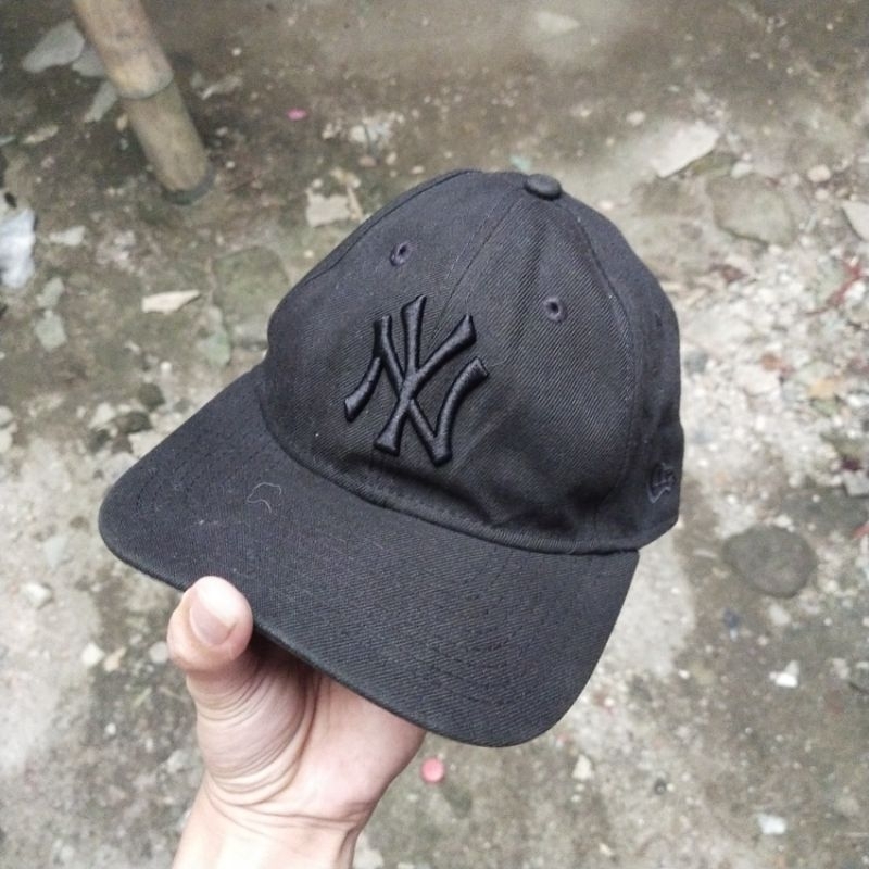 Jual topi logo NY newera genuine marchanduse hitam bekas second original