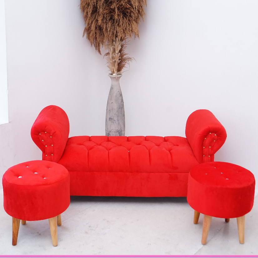 Sofa Chaise Lounge Minimalis Merah – 2 Stool Bulat Kaki Kayu Bench Nyaman & Estetik Sofa Ruang Tamu