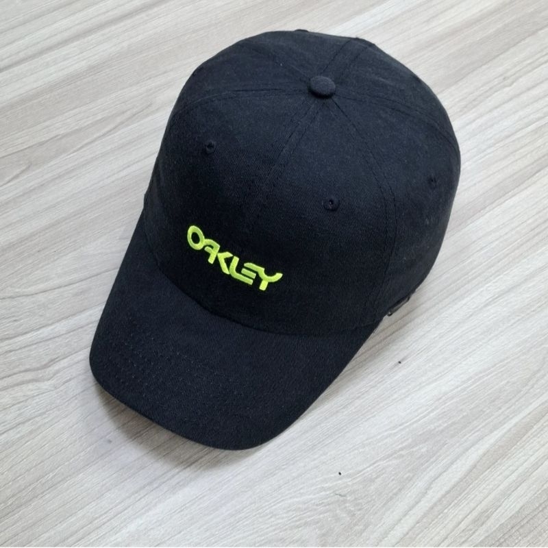 Topi Oakley, Stelan Strap Back