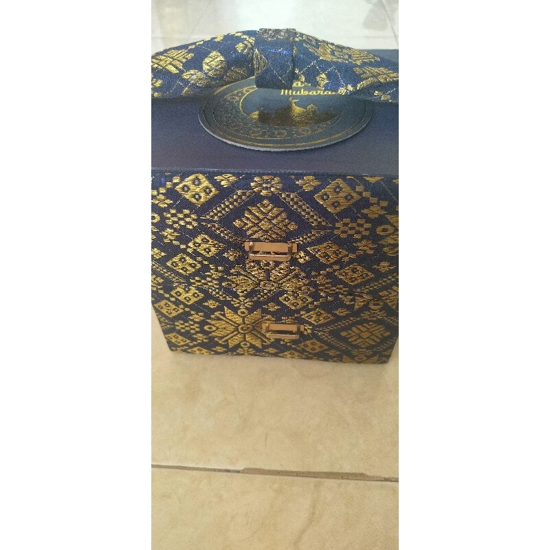 

BOX HAMPERS LEBARAN Biru Gold PREMIUM LACI 2TOPLES KUE KERING @500GRAM