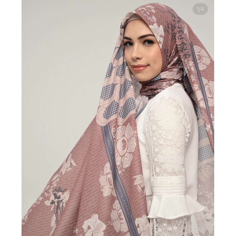 Rafflesia Scarf Wearing Klamby