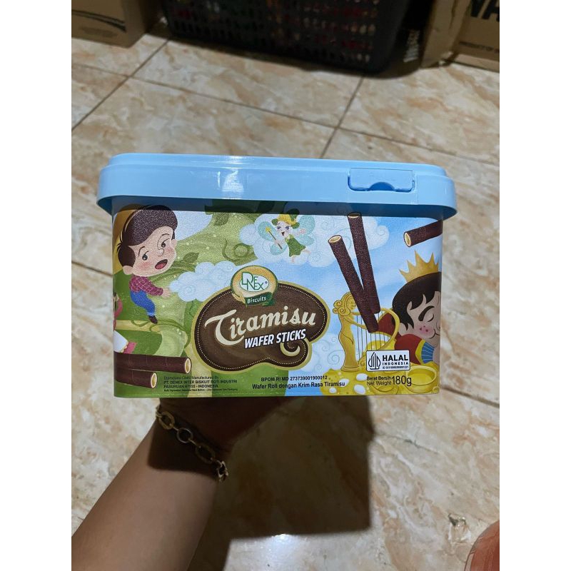 

DeNex Tiramisu wafer stick coklat lezat nikmat wafer kaleng lebaran murah