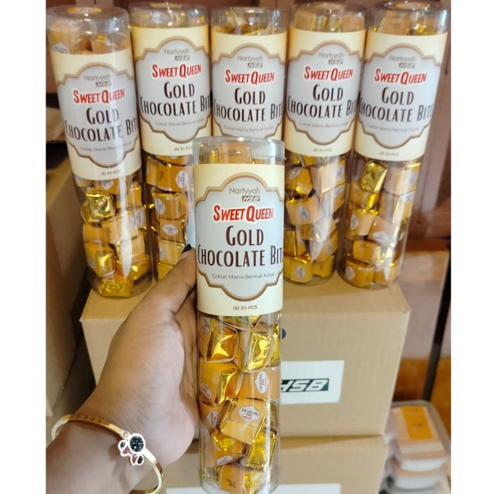 

Sweet Queen Gold Chocolate Bite cokelat manis bentuk cube coklat chocolate 30pc