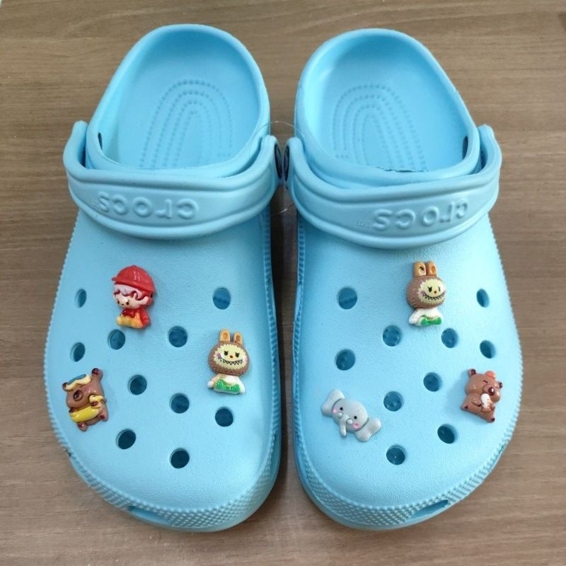 SANDAL CROCS M9 W11 42 43 CLASSIC CLOG SKY BLUE BIRU LANGIT NO CUTTING MADE IN INDONESIA M9W11 ASLI 