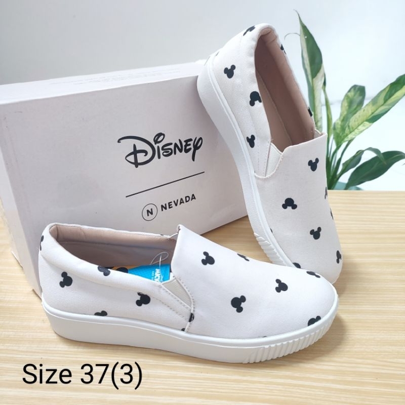 Sepatu Slip On Disney Nevada Original Putih dan Hitam
