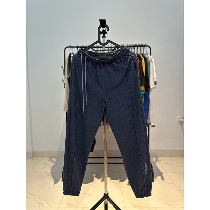 CELANA PANJANG JOGGER WANITA ELLESSE TRAINING GYM ELL WOMEN JOGGER PANTS NAVY ELLWPA232NMGNA ORIGINA