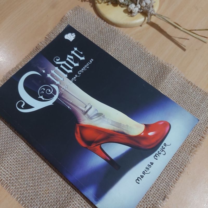 novel scarlet, cinder, strawberry cheesecake preloved