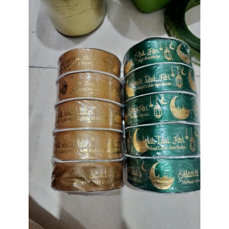 

pita satin 2,5cm tulisan timbul emas mewah dan cantik