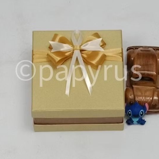 

PAPYRUS Sandwich 15x15 Tinggi 8cm Kotak Kado Gift Box Pita B