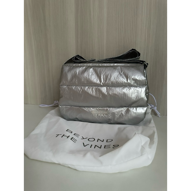 PRELOVED - BTV POOFY BAG IN SILVER