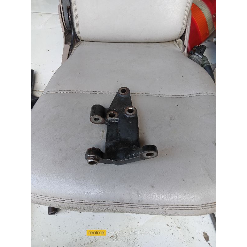 Breket Pompa Power Steering kia carens1