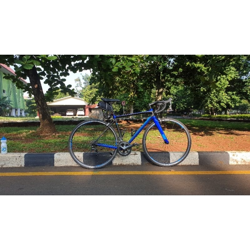 Preloved Polygon Strattos Stratos S4 2019 Size M Bonus Handle bar wrap fizik, lampu roda muter monke