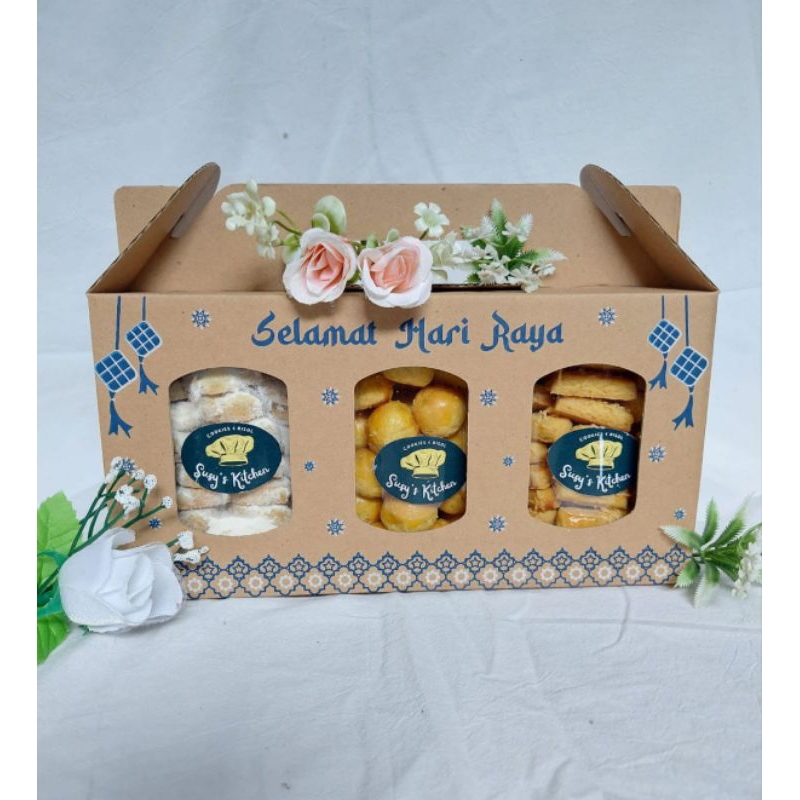 

HAMPERS LEBARAN NASTAR NANAS , KASTENGEL KEJU PREMIUM, PUTRI SALJU ISI 3 TOPLES 750ML