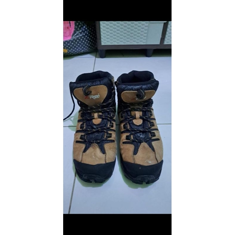 SEPATU GUNUNG PRIA REI [PRELOVED LIKE NEW]