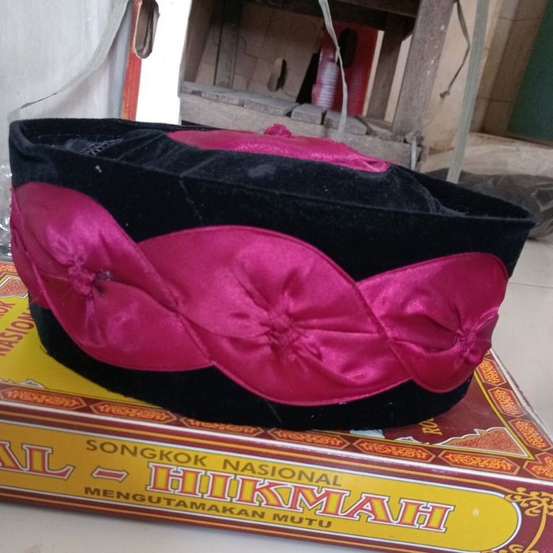 peci songkok hitam kembang kol merah