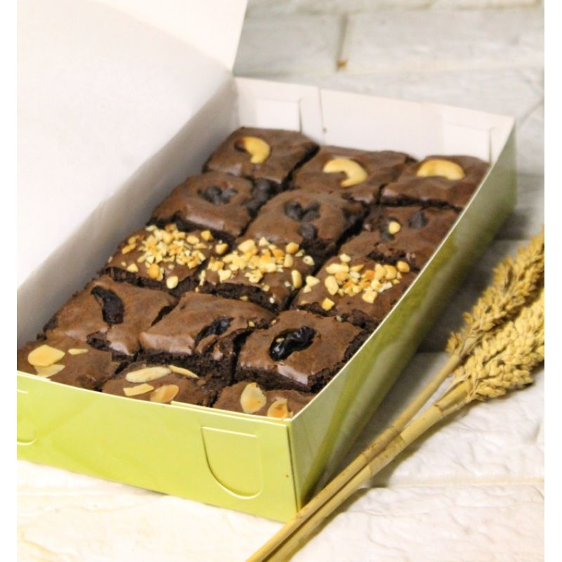 

fudgy brownies sekat 20x12cm isi 15 (5 toping)